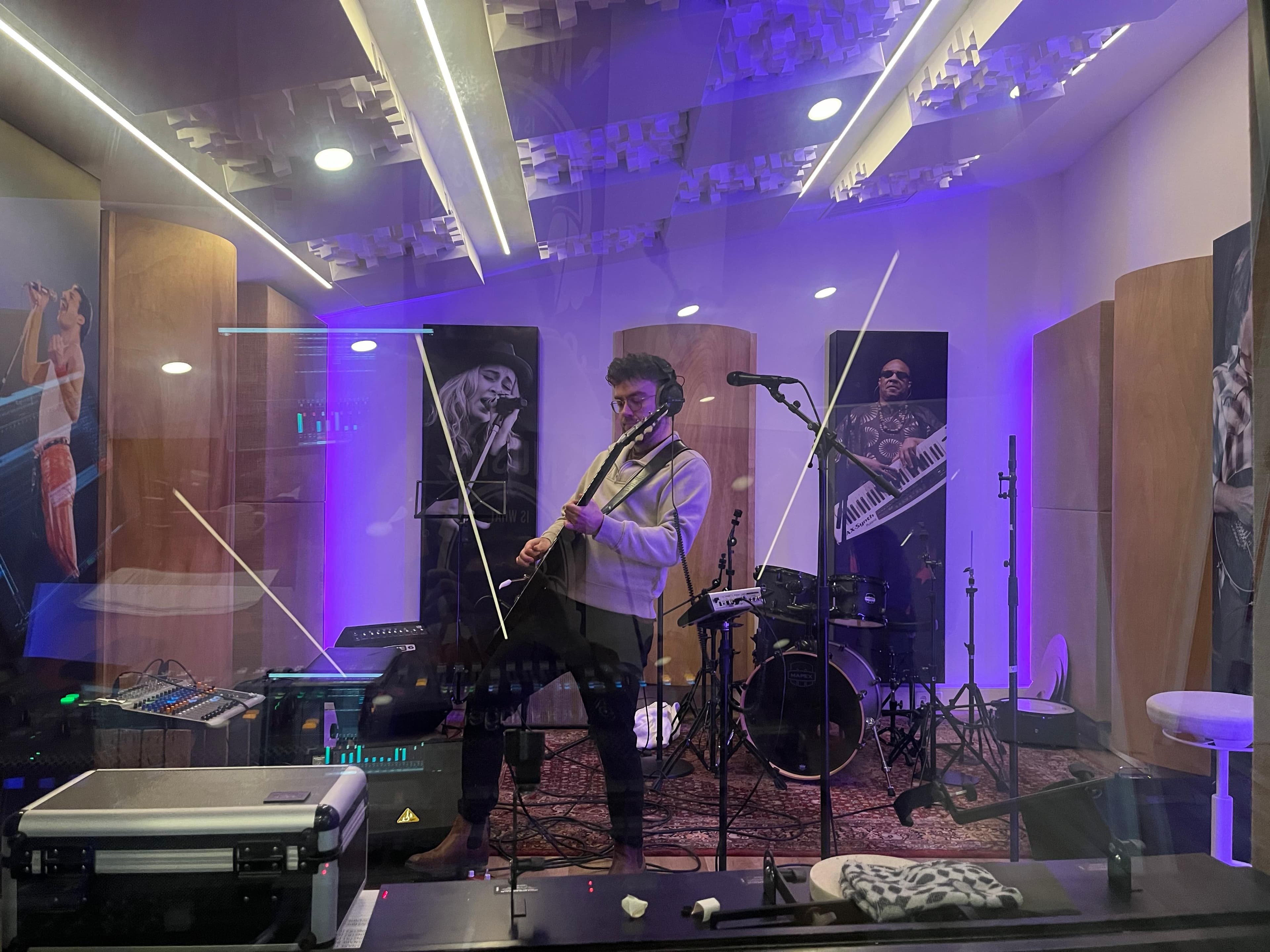 Bas van Hal in de studio tijdens gitaarcoaching